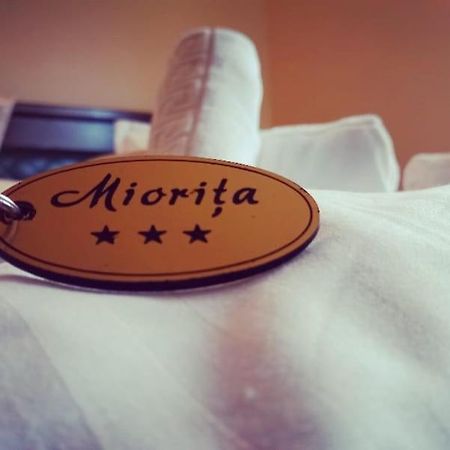 Restaurant Casa Miorita Hotel บุชเตนี ภายนอก รูปภาพ