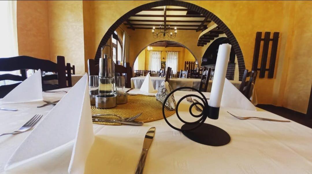 Restaurant Casa Miorita Hotel บุชเตนี ภายนอก รูปภาพ
