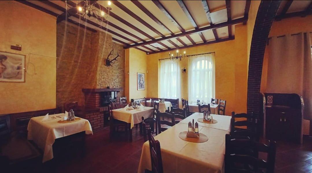 Restaurant Casa Miorita Hotel บุชเตนี ภายนอก รูปภาพ
