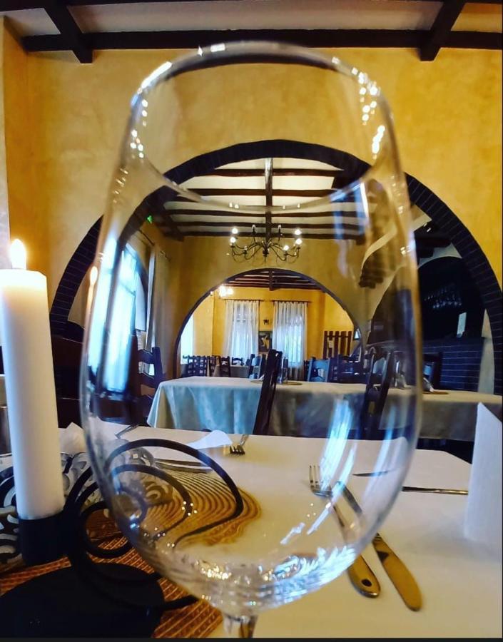 Restaurant Casa Miorita Hotel บุชเตนี ภายนอก รูปภาพ