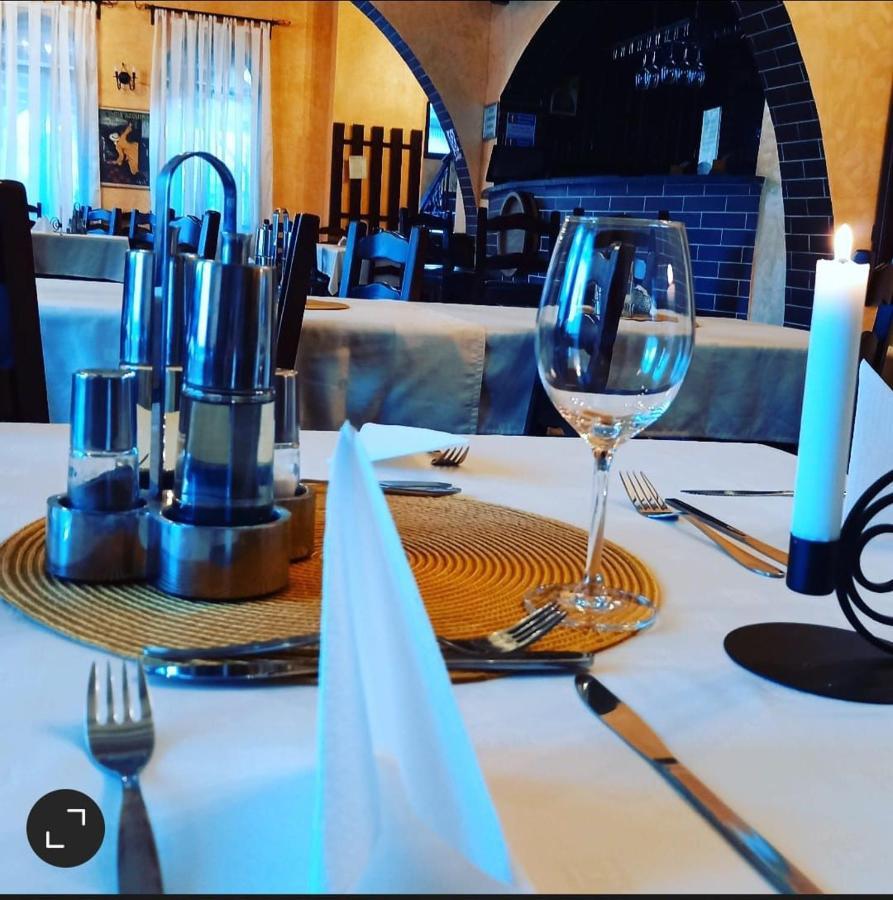 Restaurant Casa Miorita Hotel บุชเตนี ภายนอก รูปภาพ